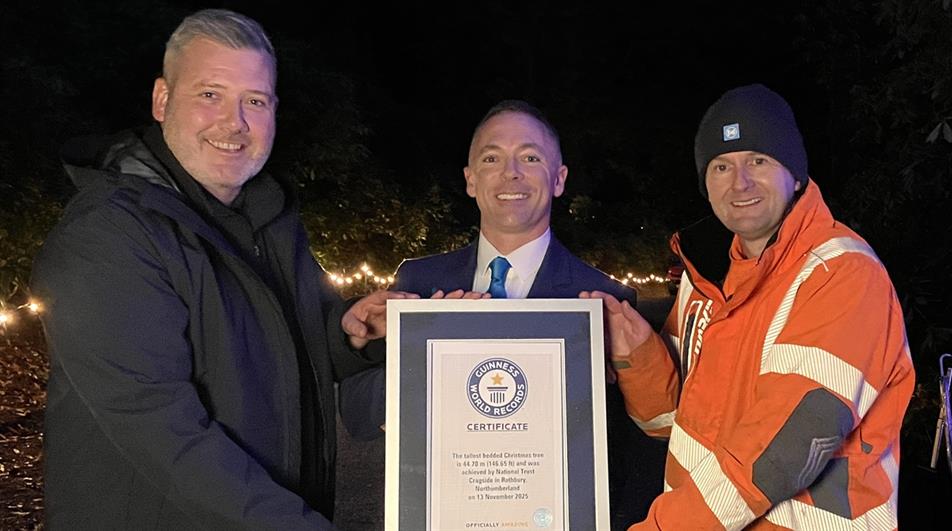 Guinness World Records adjudicator presenting certificate